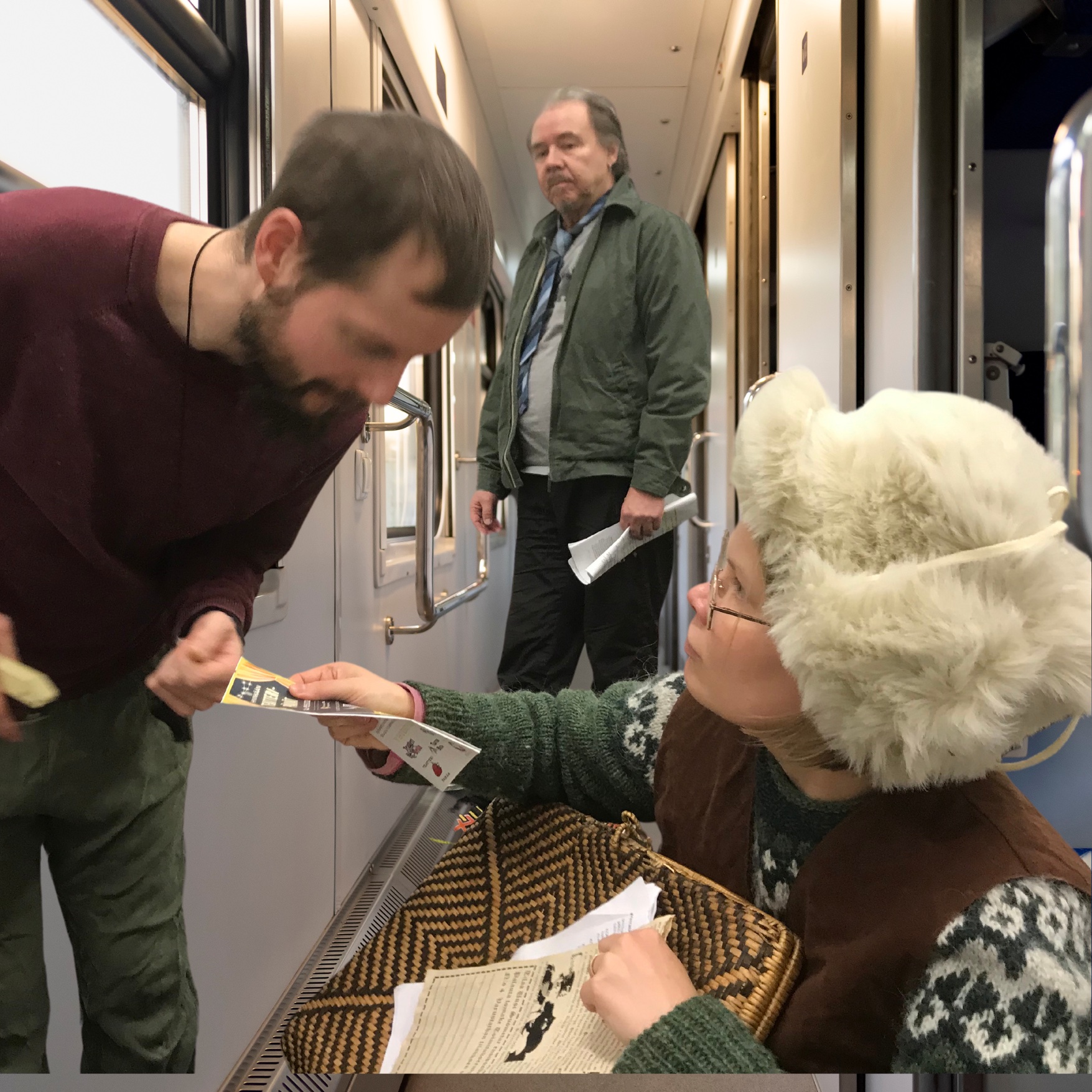 Mansikkapaikkalaiset harjoittelemassa Vaunut-teosta ennen kantaesitystä