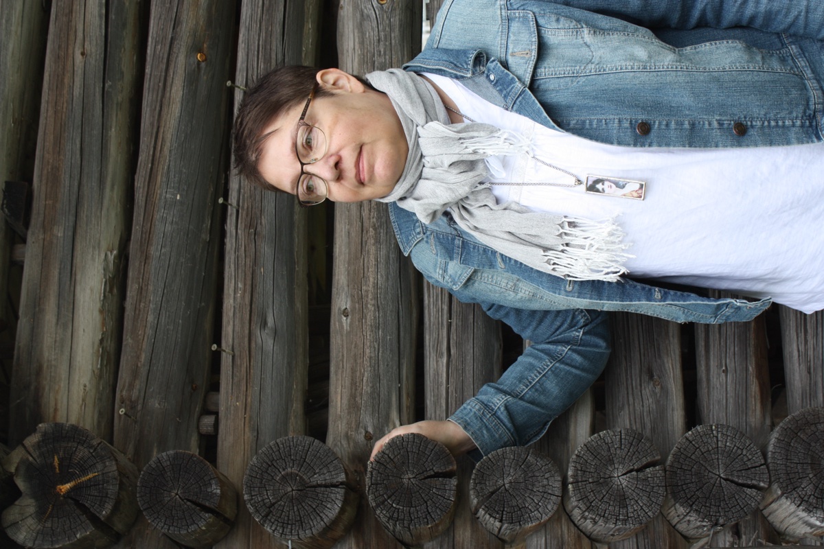 Eeva Vänskä mökin edessä